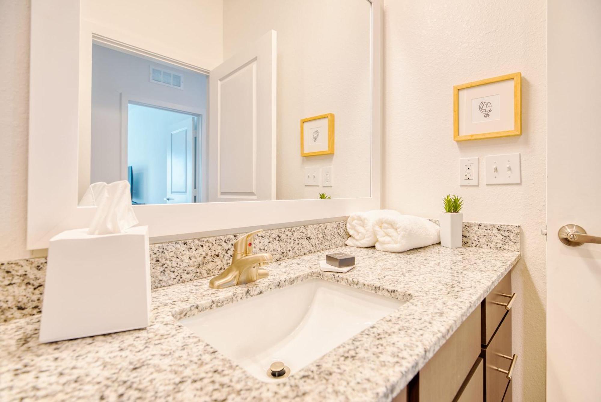Grand Two Bedroom Two Bathroom Apartment With Balcony Gainesville Luaran gambar